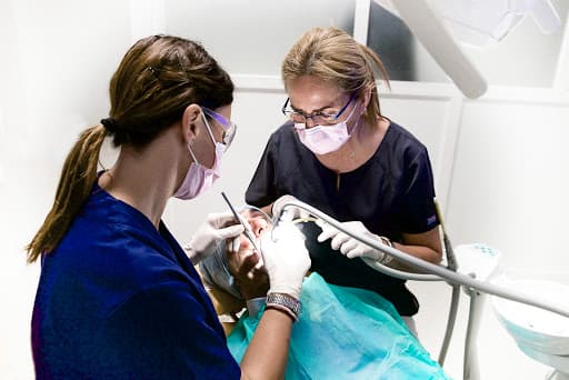 Clinica Dental Vélez logo