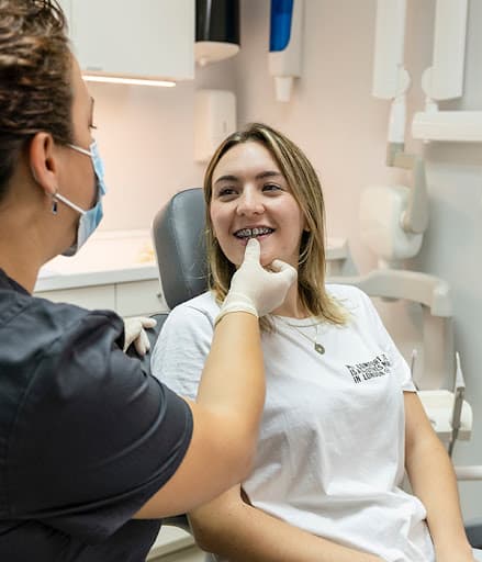 Clínica Alzamora Dental logo